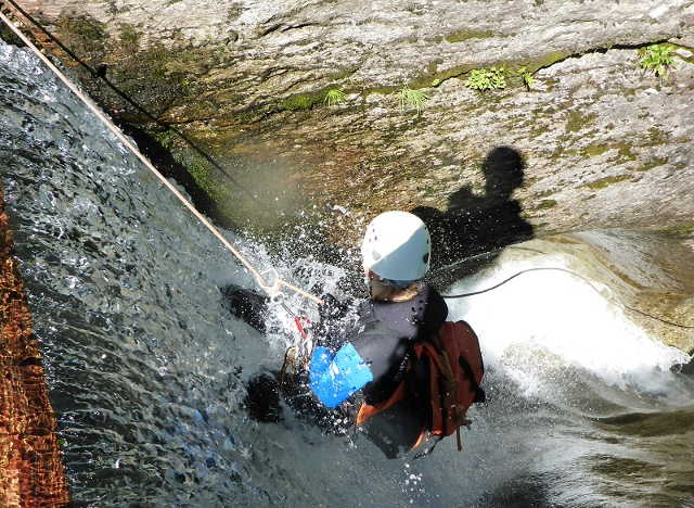 Sonniger Wasserfall