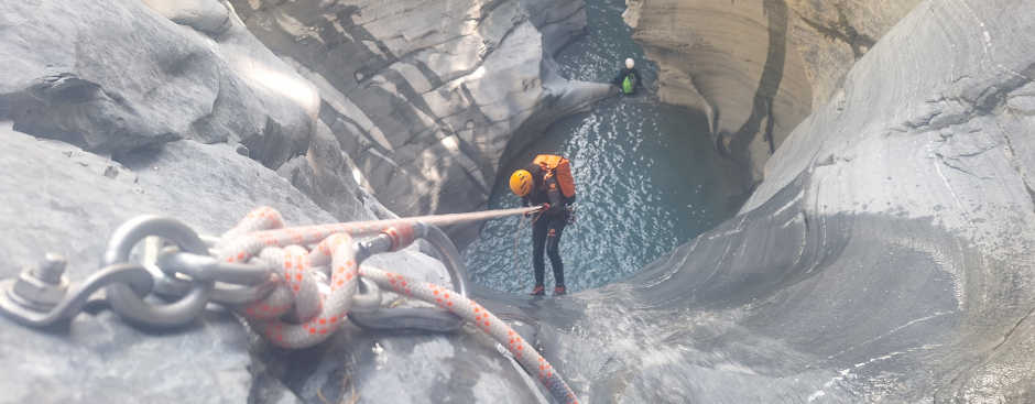 Canyoningschule Hohe Savoien Abseilen im Tine des Fonts, Frankreich